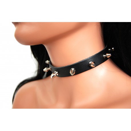 Kožený obojek s hroty