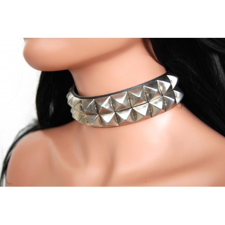 Kožený obojek s pyramidami