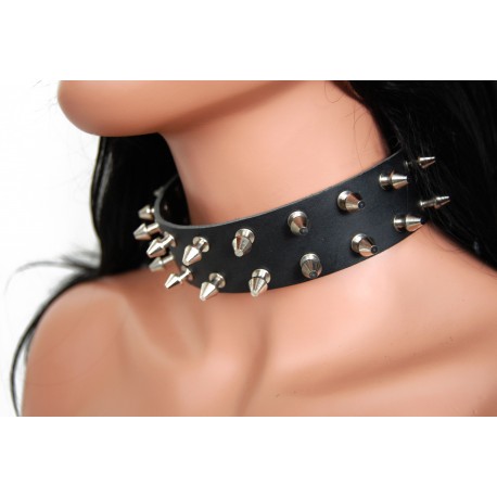 Kožený obojek s hroty