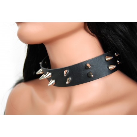 Kožený obojek s hroty