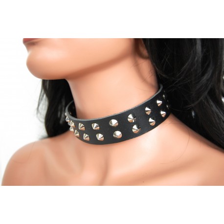 Kožený obojek se špičkami